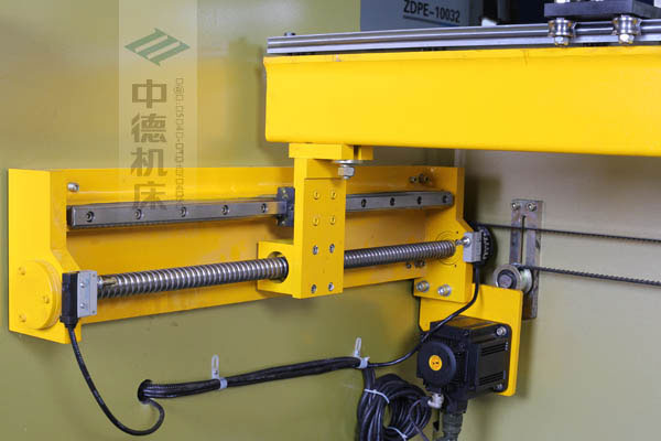 ZDPK-10032X轴配有滚珠丝杆及直线导轨，大功率伺服机电，钢丝同步带，能较着晋升X轴定位精度及速率