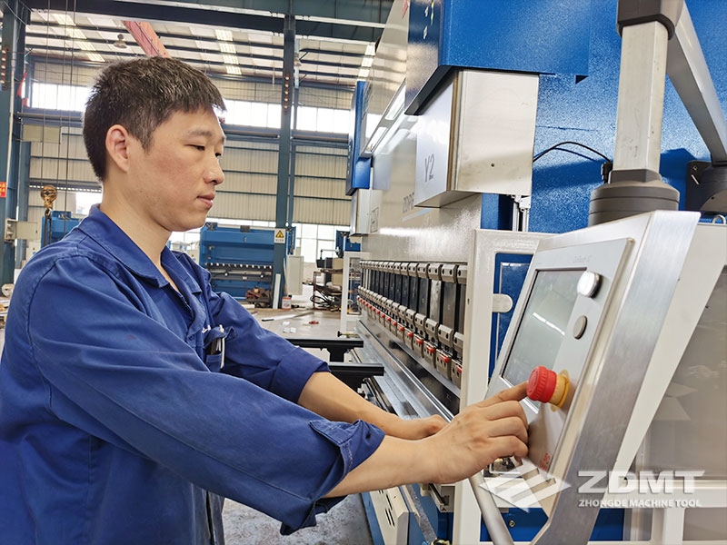 安徽中德机床股分无限公司出产车间-数控折弯机调试中